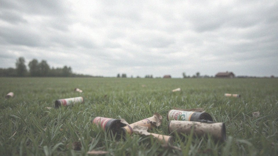 Jak zwiększenie ilości prochu wpływa na zasięg lotu fajerwerków?